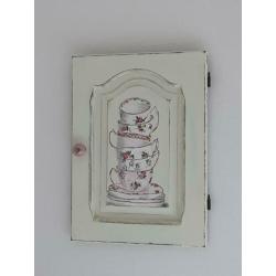 Brocante wanddecoratie kastdeurtje acrylverf kopjes