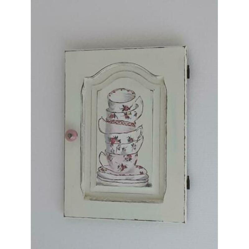 Brocante wanddecoratie kastdeurtje acrylverf kopjes