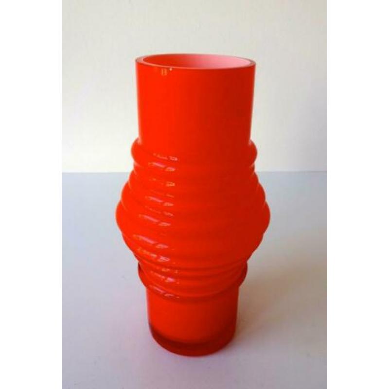 Glazen vaas oranje opaline met geribbelde vorm 2782-g