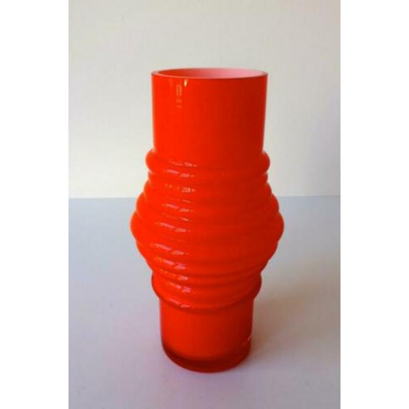 Glazen vaas oranje opaline met geribbelde vorm 2782-g