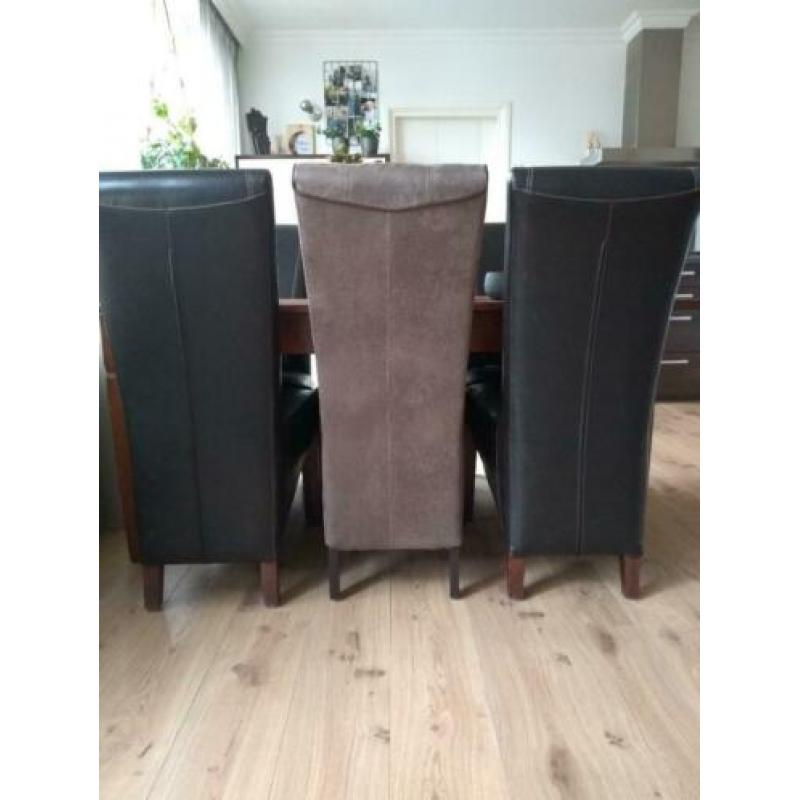 eettafel met zes stoelen
