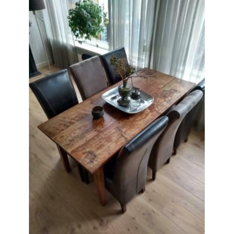 eettafel met zes stoelen
