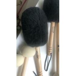 Diverse bass drum mallets en draagharnas