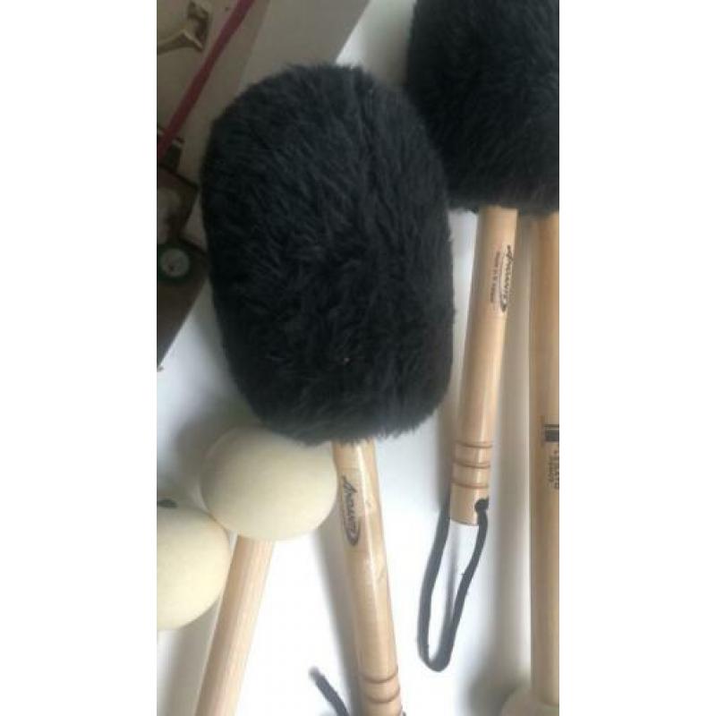 Diverse bass drum mallets en draagharnas