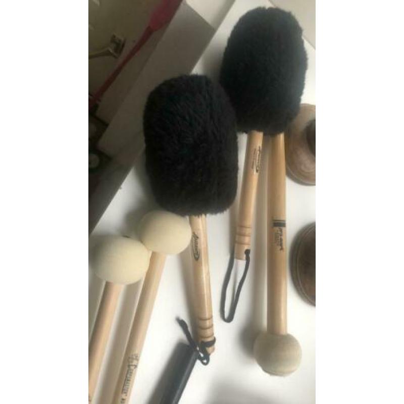 Diverse bass drum mallets en draagharnas
