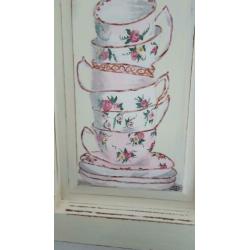 Brocante wanddecoratie kastdeurtje acrylverf kopjes