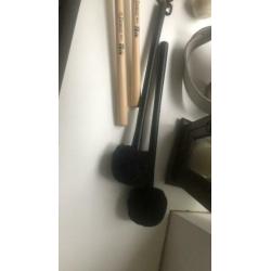 Diverse bass drum mallets en draagharnas