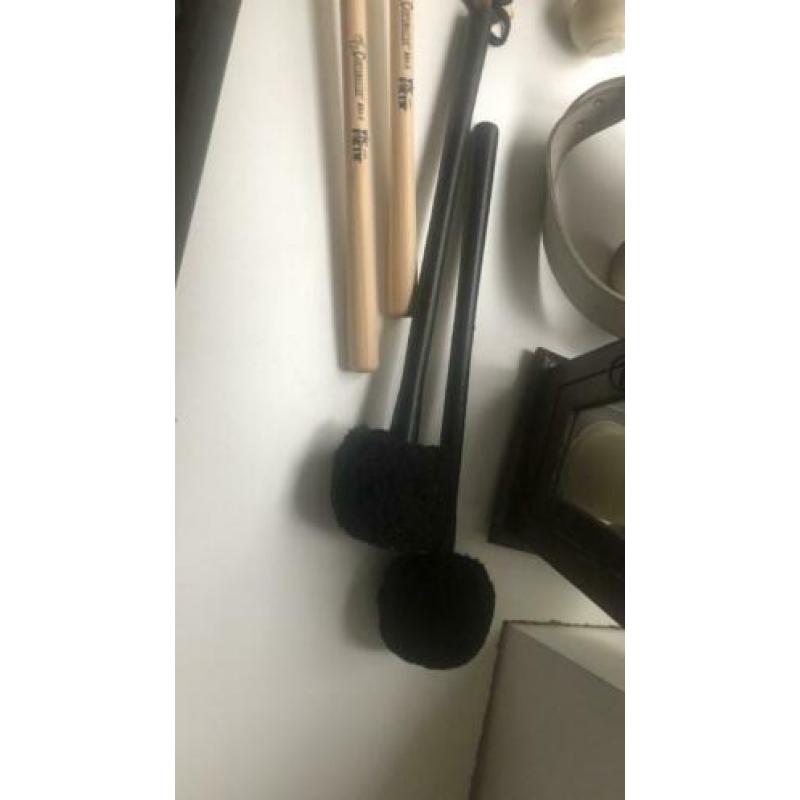 Diverse bass drum mallets en draagharnas