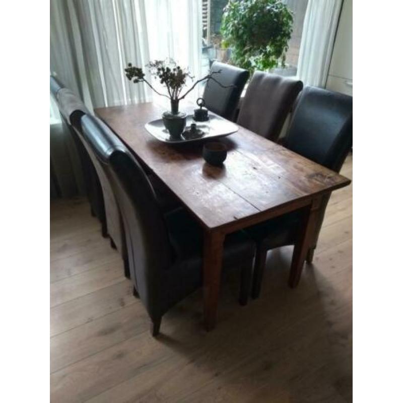eettafel met zes stoelen