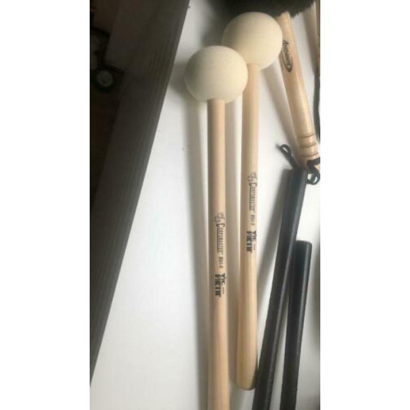 Diverse bass drum mallets en draagharnas