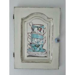 Brocante wanddecoratie kastdeurtje acrylverf kopjes