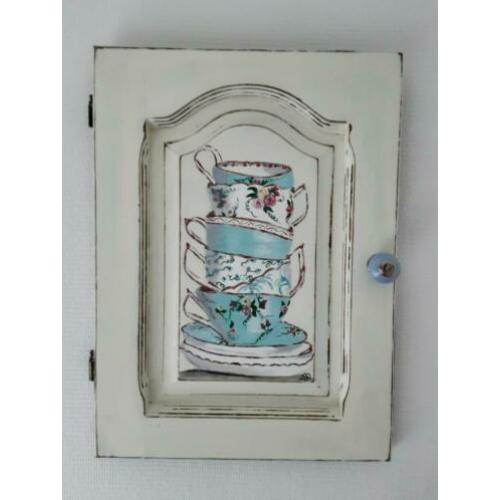 Brocante wanddecoratie kastdeurtje acrylverf kopjes
