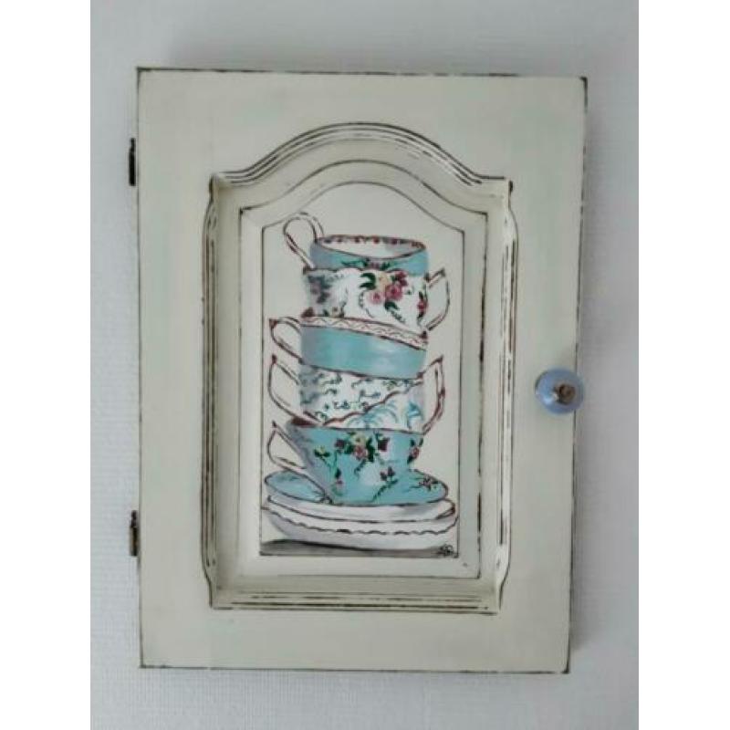 Brocante wanddecoratie kastdeurtje acrylverf kopjes
