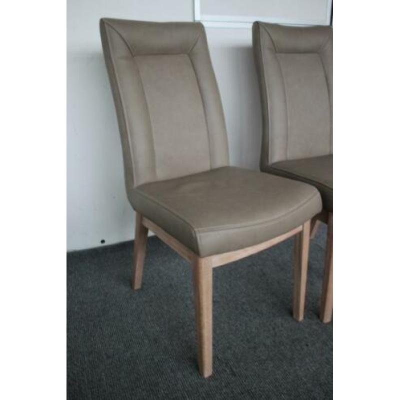 Twee Nieuwe Henders and hazel eetkamerstoelen