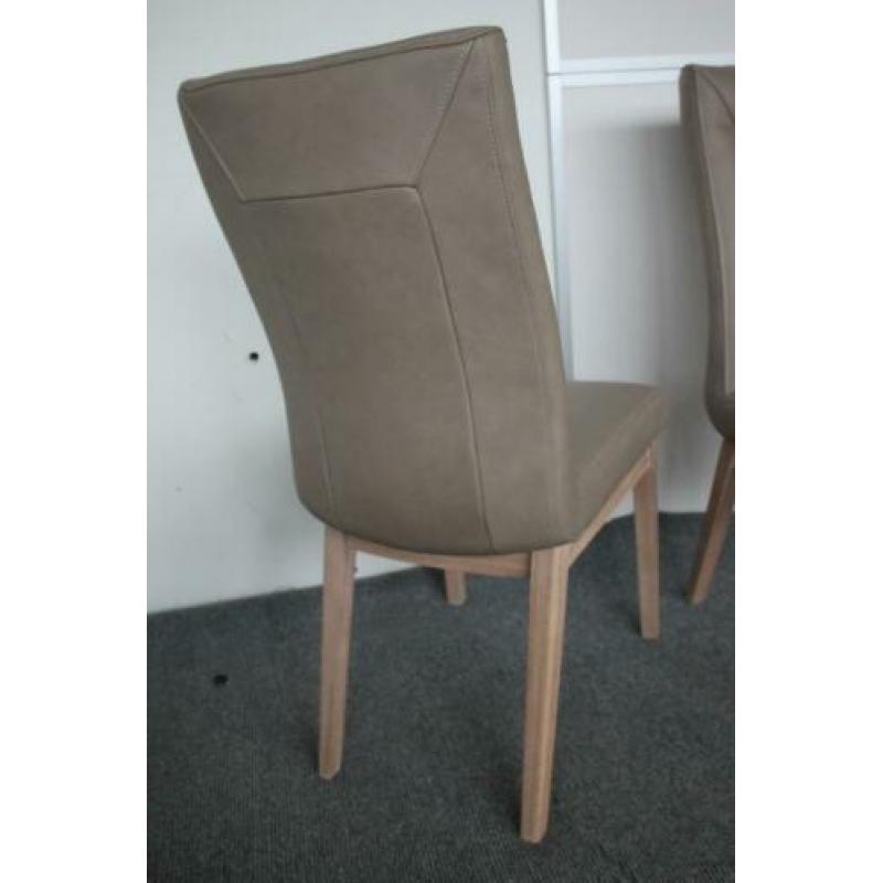 Twee Nieuwe Henders and hazel eetkamerstoelen