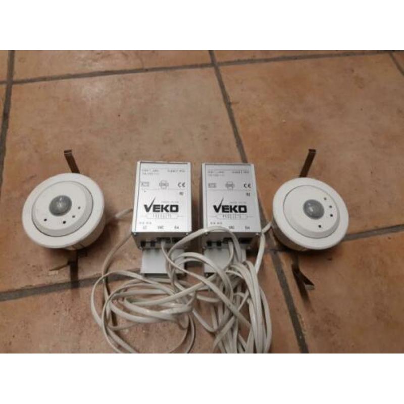 Bewegings melder 2x voor in het plafond. Inbouw.