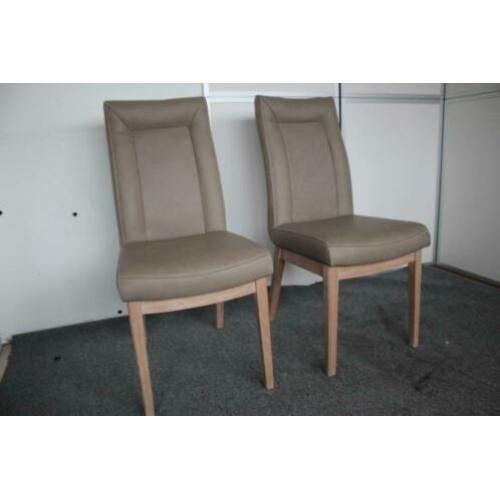 Twee Nieuwe Henders and hazel eetkamerstoelen
