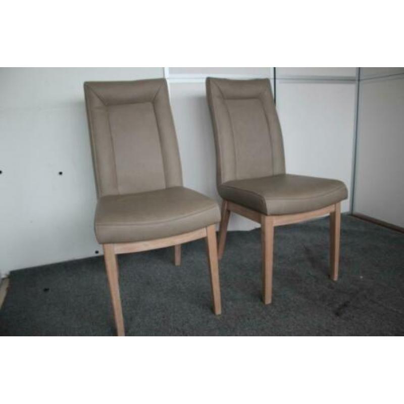 Twee Nieuwe Henders and hazel eetkamerstoelen