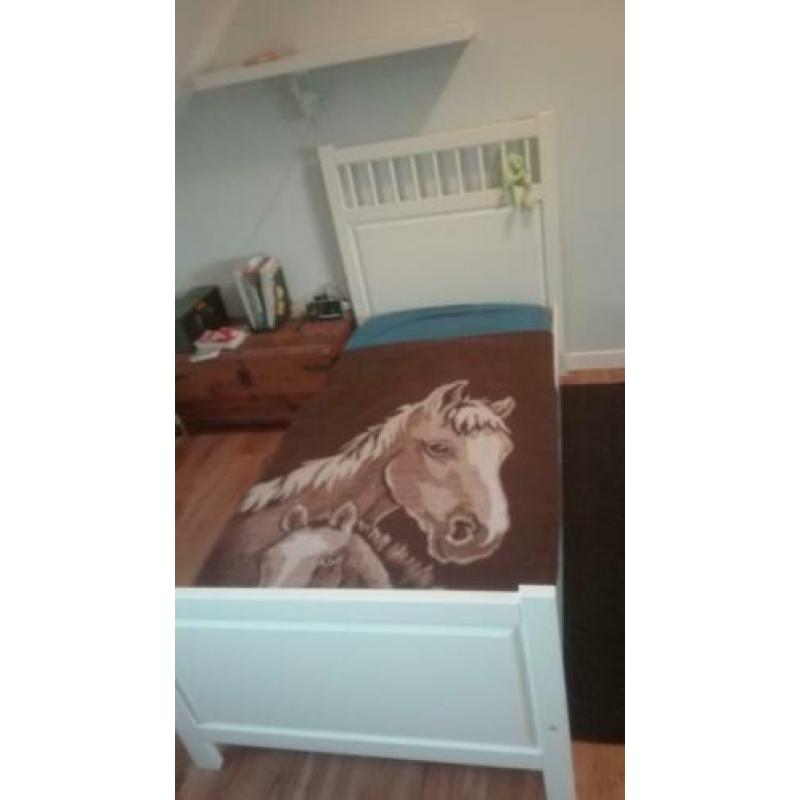 Bed en kledingkast van ikea