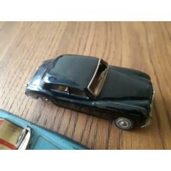 2 oude blikken auto's rolls en Mercedes