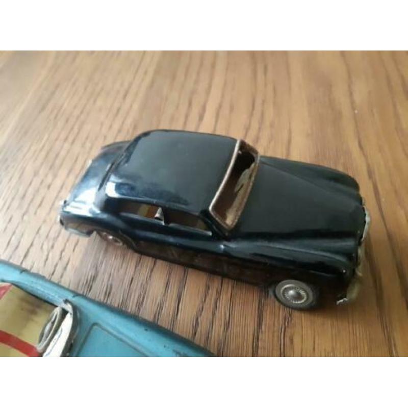2 oude blikken auto's rolls en Mercedes