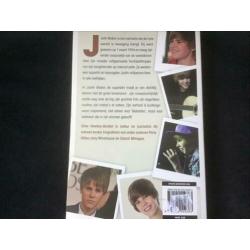 Justin Bieber, De Superster en First Step to Forever boeken