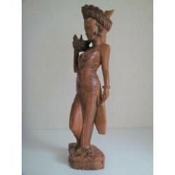 Balinese vrouw met offers no kris keris