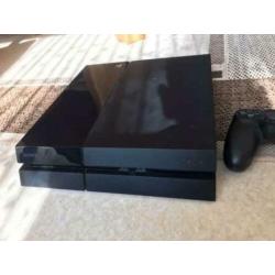 Playstation 4 te koop. 2 games. 2 controllers. 90 euro