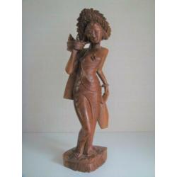 Balinese vrouw met offers no kris keris
