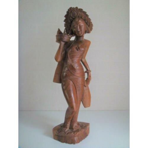 Balinese vrouw met offers no kris keris