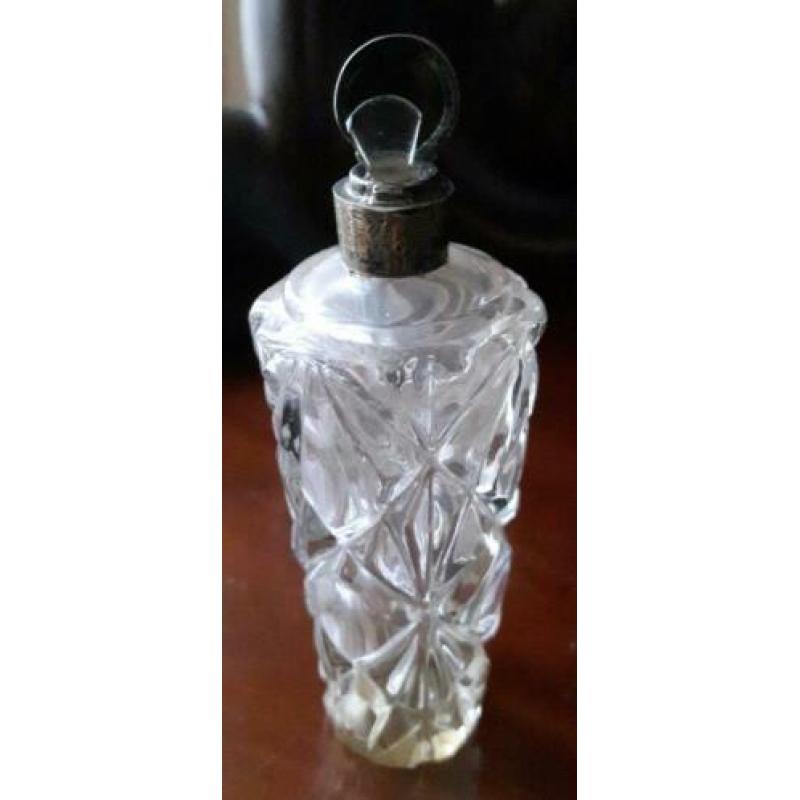 Antiek kristal parfumflesje,met zilveren dopje