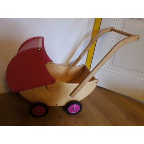 Leuke houten poppenwagen