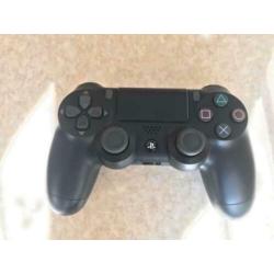 Playstation 4 te koop. 2 games. 2 controllers. 90 euro