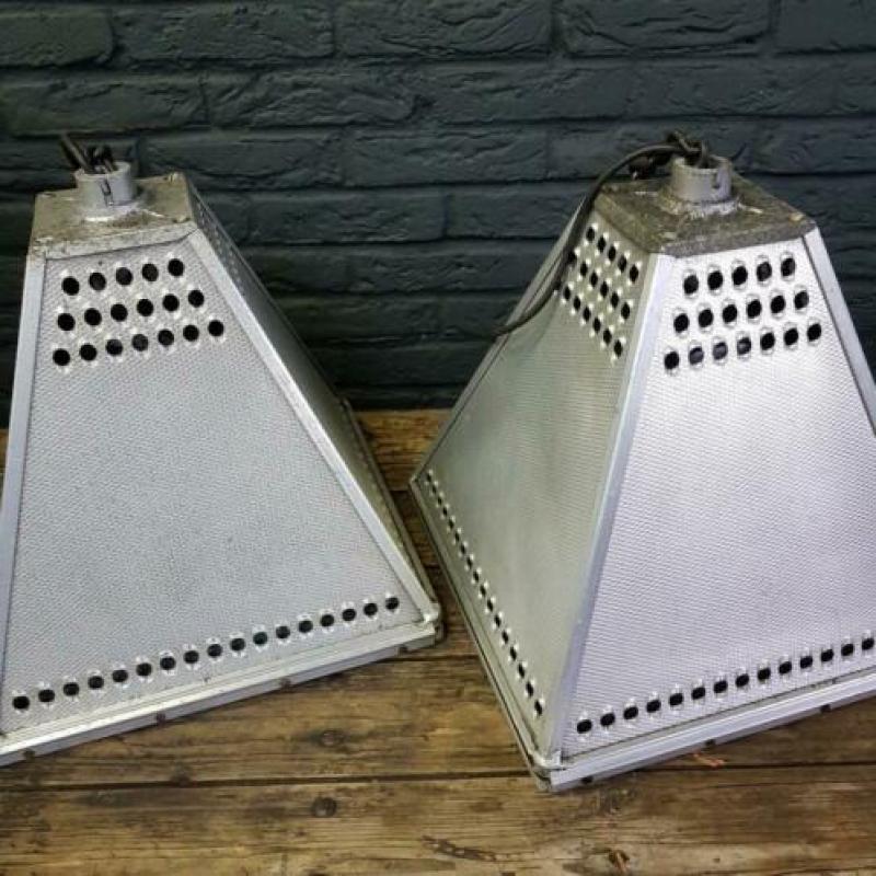 Lamp, hanglamp, metaal, industrieel (Hongarije - jaren '60)