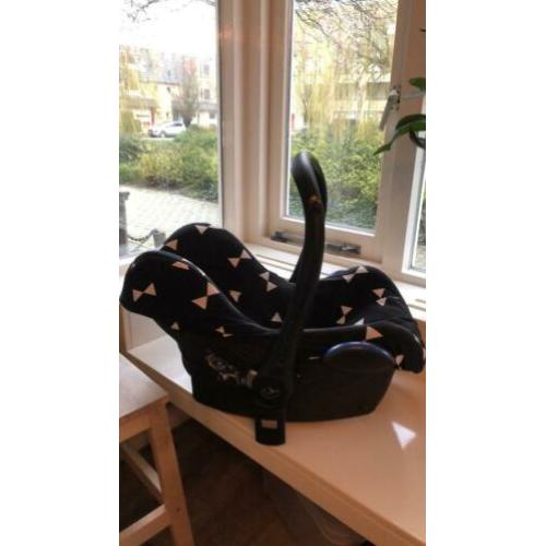 Maxi cosi cabrio fix met leuke hoes