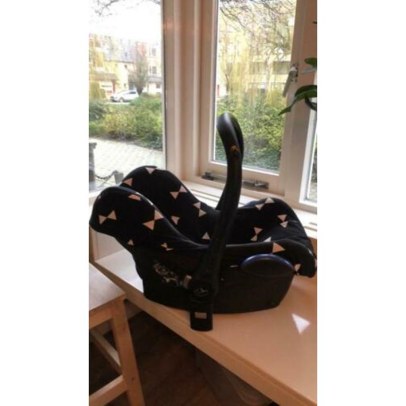 Maxi cosi cabrio fix met leuke hoes
