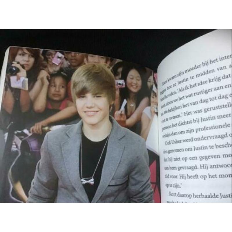 Justin Bieber, De Superster en First Step to Forever boeken