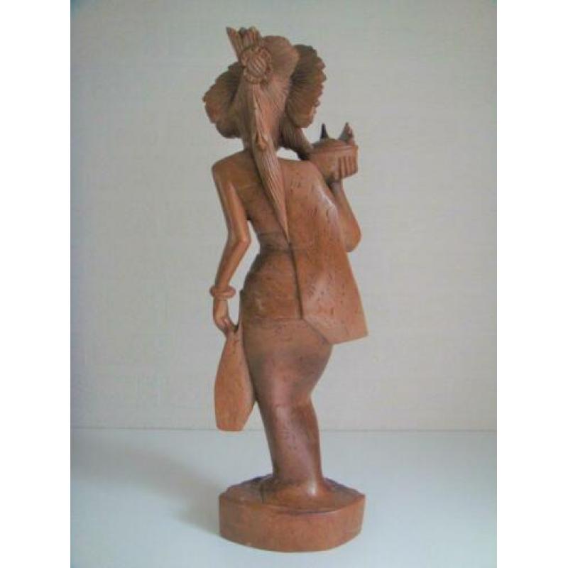 Balinese vrouw met offers no kris keris