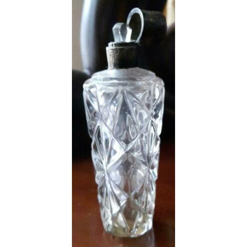 Antiek kristal parfumflesje,met zilveren dopje