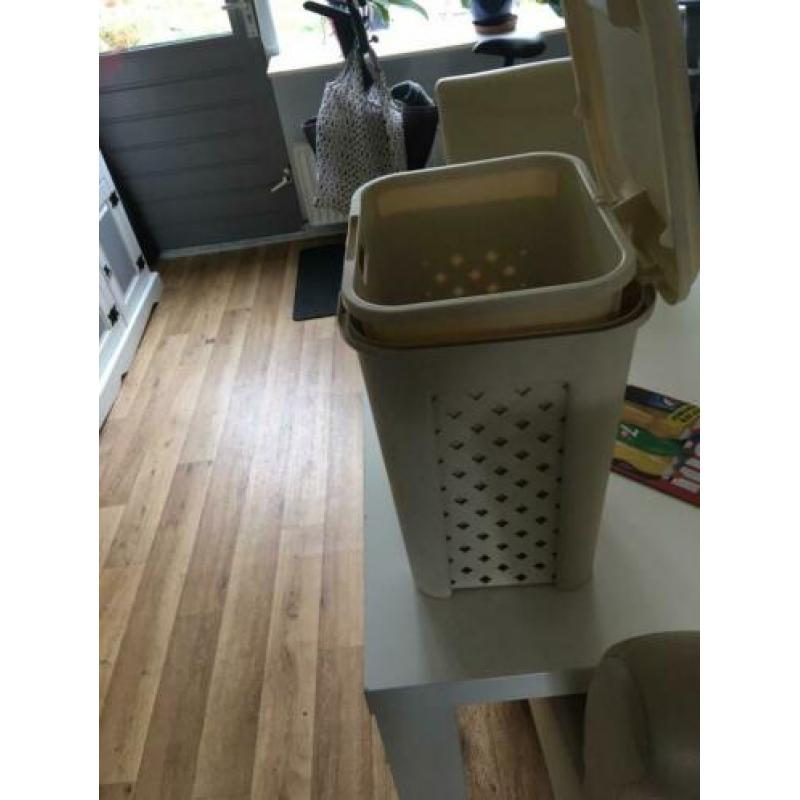 Hier bij bied ik een prullenbak aan crème