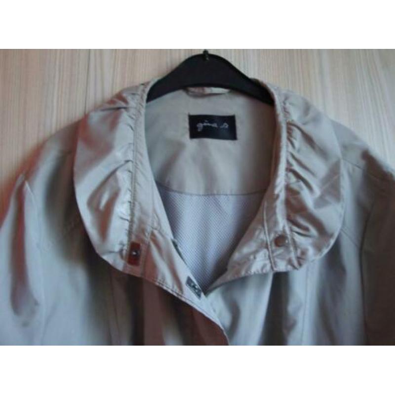 Maat 54. Beige zomer jas met subtiele glans