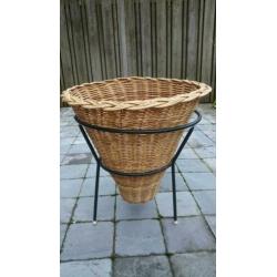 Grote ronde rieten mand in ijzeren frame