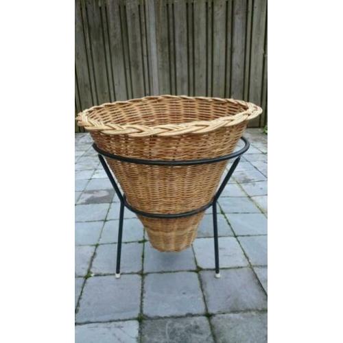 Grote ronde rieten mand in ijzeren frame
