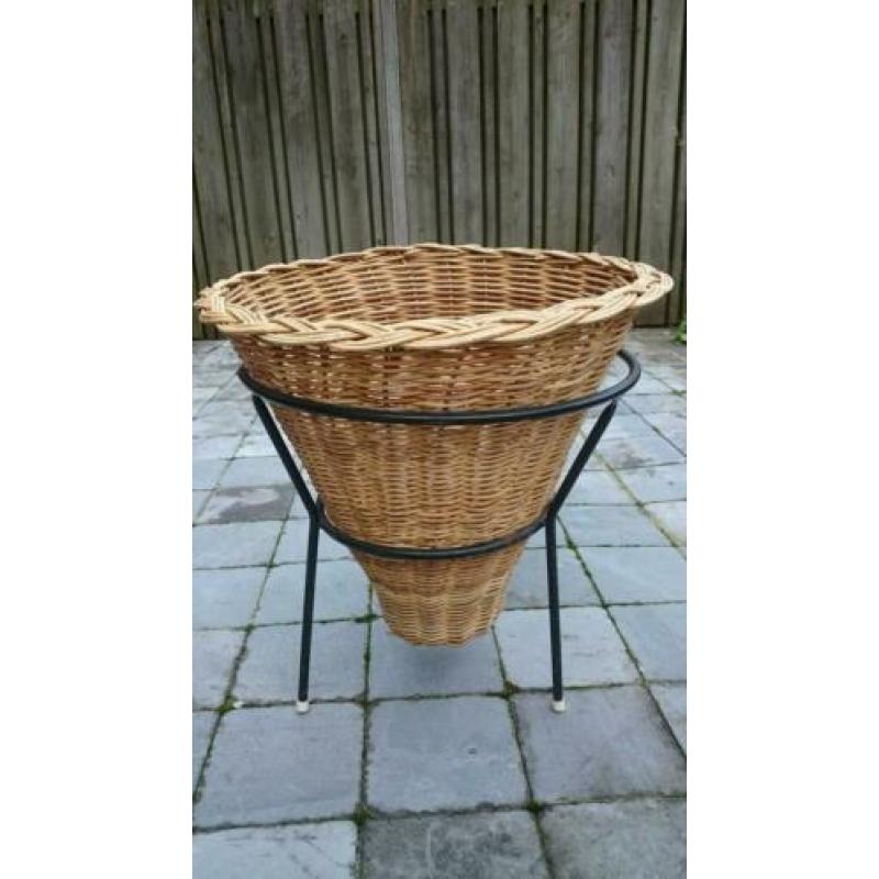 Grote ronde rieten mand in ijzeren frame