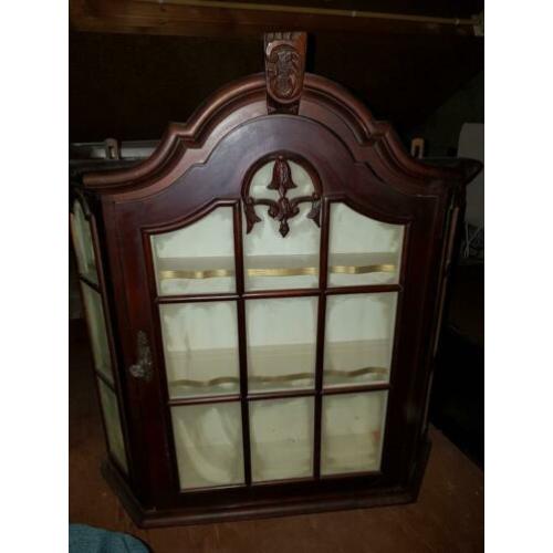 Vitrine kast met inhoud