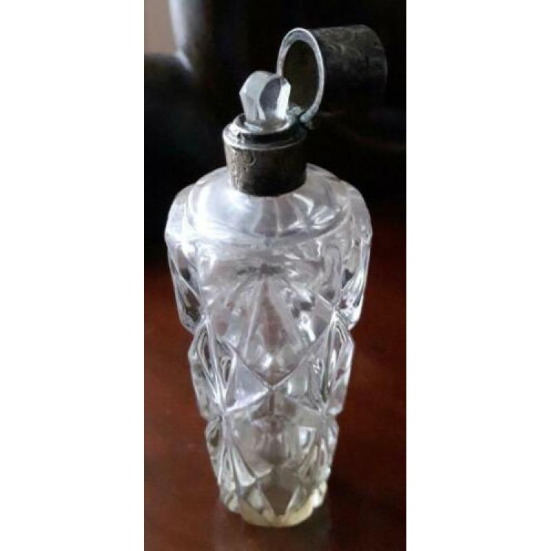 Antiek kristal parfumflesje,met zilveren dopje