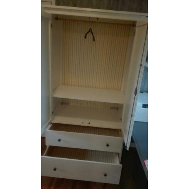 Bed en kledingkast van ikea