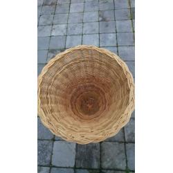 Grote ronde rieten mand in ijzeren frame