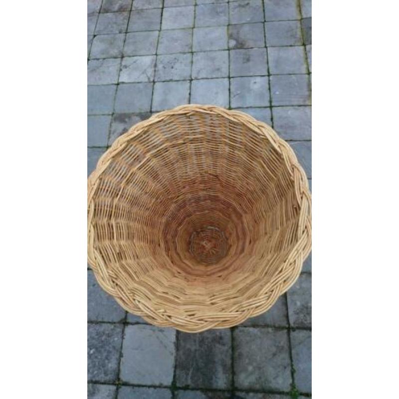 Grote ronde rieten mand in ijzeren frame