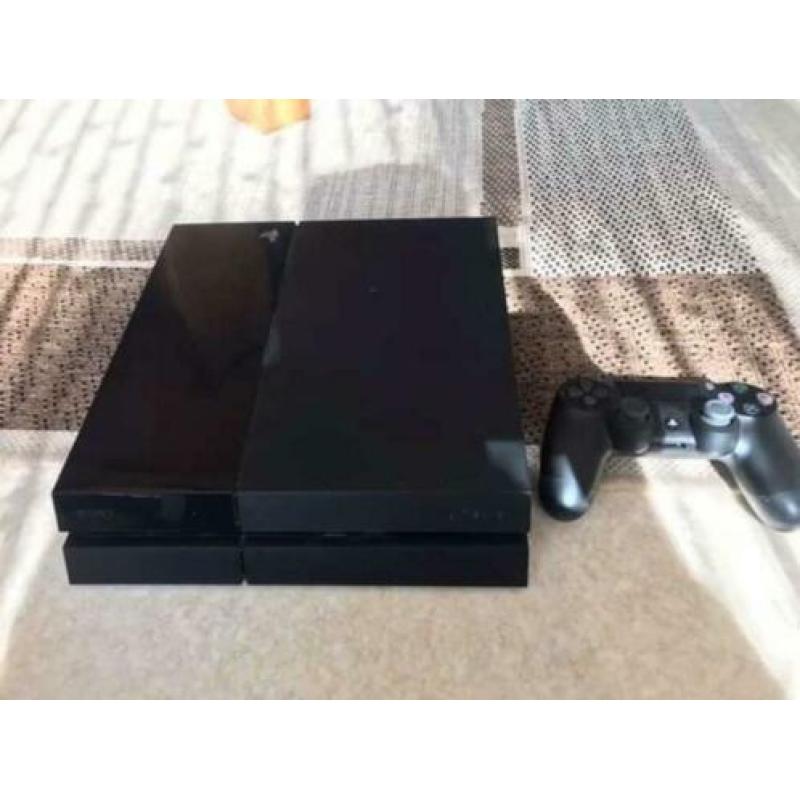 Playstation 4 te koop. 2 games. 2 controllers. 90 euro